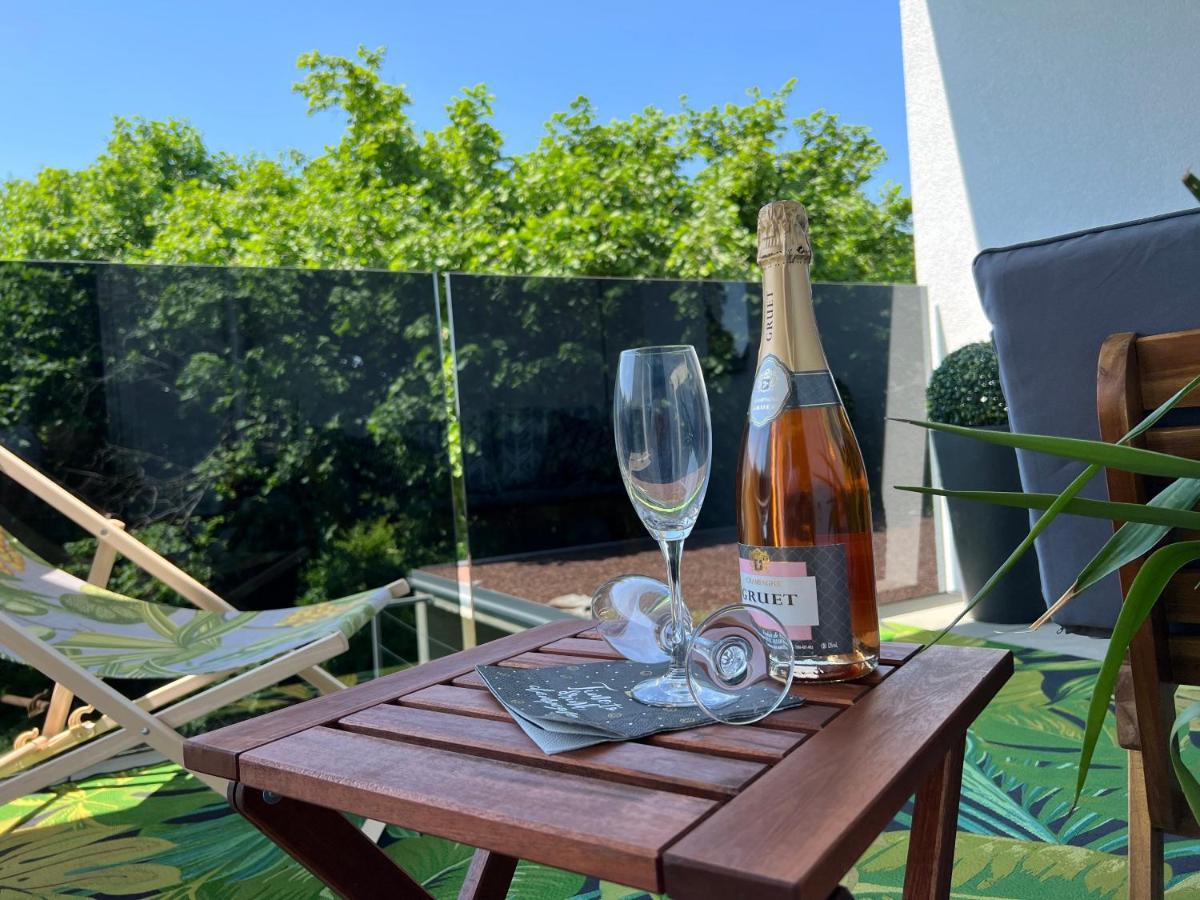 Designapartment Blue Sky -55M2-Free Parking & Wifi Graz Esterno foto